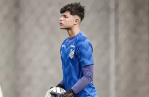 Bruninho, filho do ex-goleiro Bruno, realiza sonho e jogará torneio europeu de futebol bruninho
