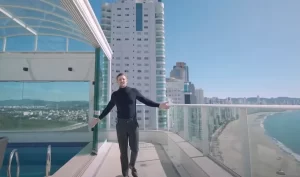 Ex-BBB vira sensação online ao vender imóveis de luxo, incluindo cobertura blindada, em Balneário Camboriú empresario