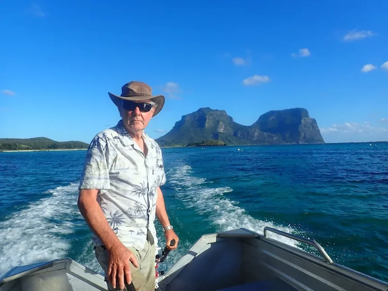 Ian Hutton navegando próximo à Ilha Lord Howe / Cortesia Ian Hutton