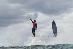 Fotógrafo francês revela os bastidores da foto icônica de Gabriel Medina em Teahupo’o medina no surf
