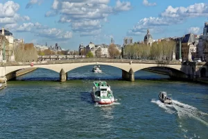 Poluição no Rio Sena força adiamento do triatlo masculino rio sena poluido