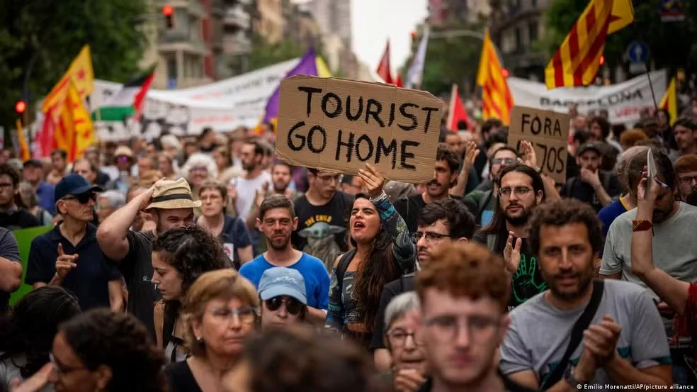 Cidades Europeias Enfrentam Revolta Contra Turismo de Massa