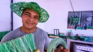 Empreendedor transforma garrafas PET em vassouras e fatura R$ 7,5 mil mensais empreender