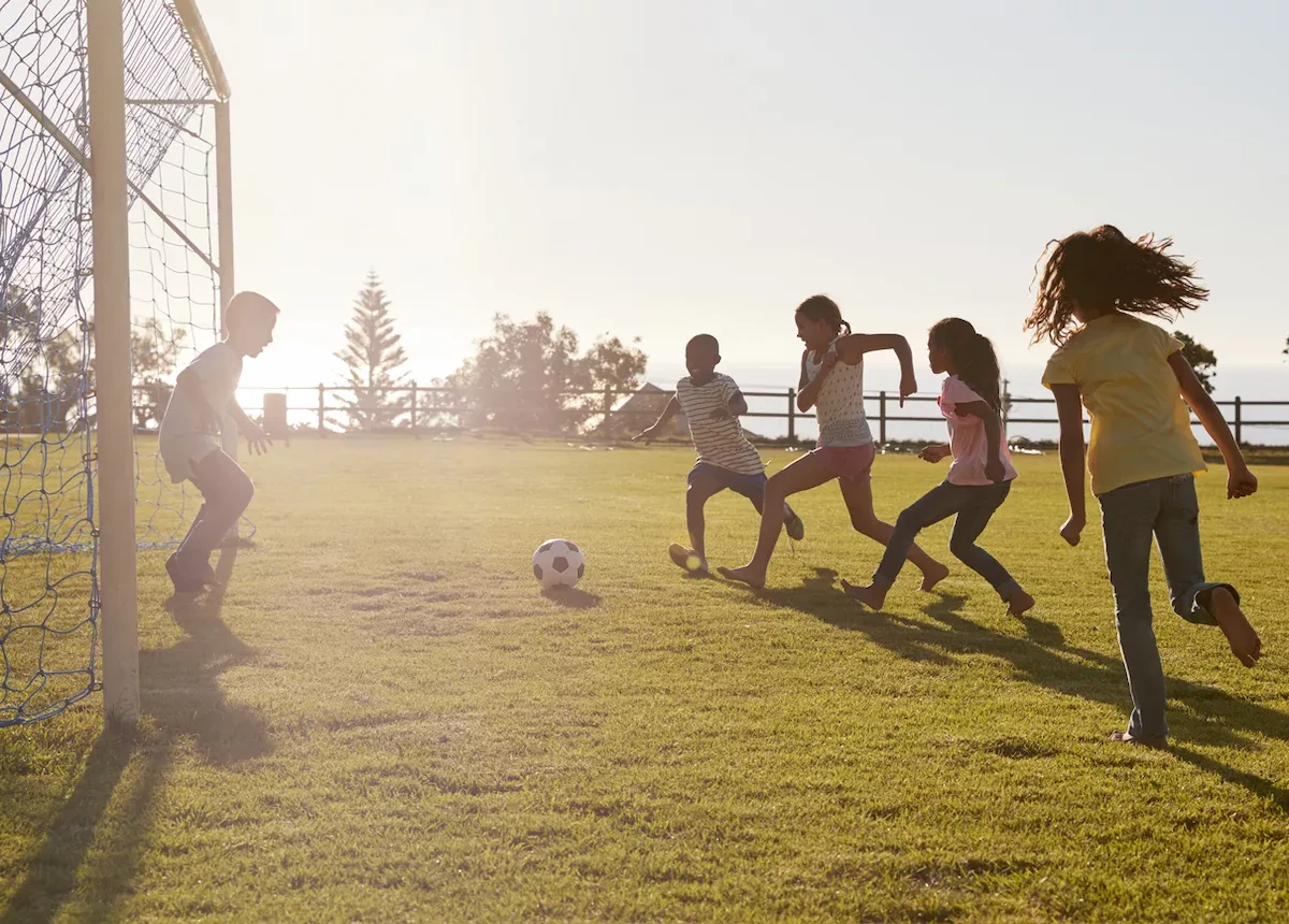 jovens jogando bola