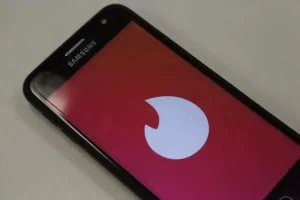 Homem é investigado por usar app de namoro para enganar mulheres e rouba-las app=de-namoro