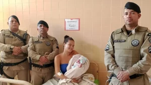 PMs auxiliam parto de mulher até a chegada da SAMU, mas algo acontece fora do planejado gravida trabalho de parto