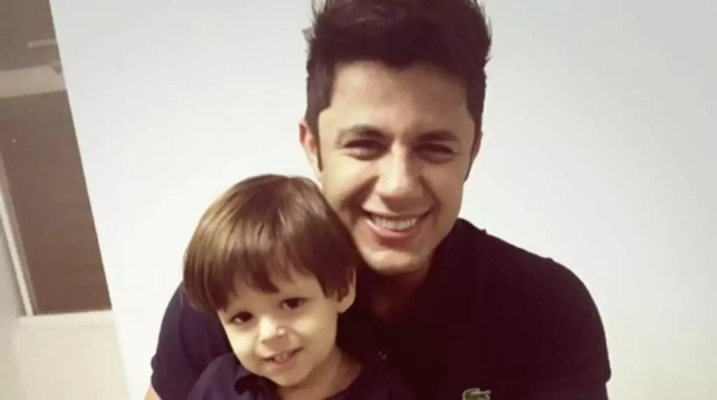 Após 9 anos, filho de Cristiano Araújo abre caixa do pai e comove