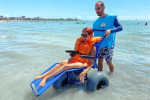 Engenheiro cria cadeira para pessoas com deficiência que flutua no mar deficiencia-
