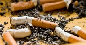 Cliente diz que encontrou bituca de cigarro na comida e vídeo viralizou na internet bituca-de-cigarro-comida (1)