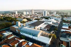 Fábrica de biscoitos fecha as portas e impacta centenas de famílias com demissões mdias-branco