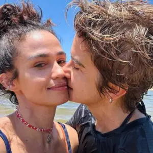 Nanda Costa curte praia com esposa e filhas familia