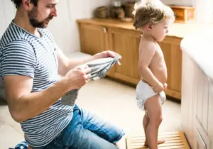 Polêmica: Nova medida exige que pais troquem fraldas dos filhos na escola fralda-bebe