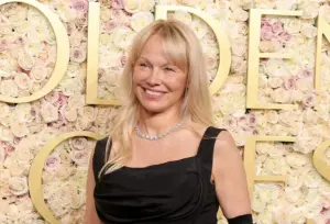 Aos 57 anos, Pamela Anderson vai ao Globo de Ouro sem maquiagem e encanta pam