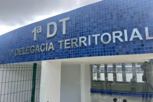 Idosa é ferida por bala perdida em Salvador após ouvir barulho 1-dt-delegacia-territorial-1932753-article (1)