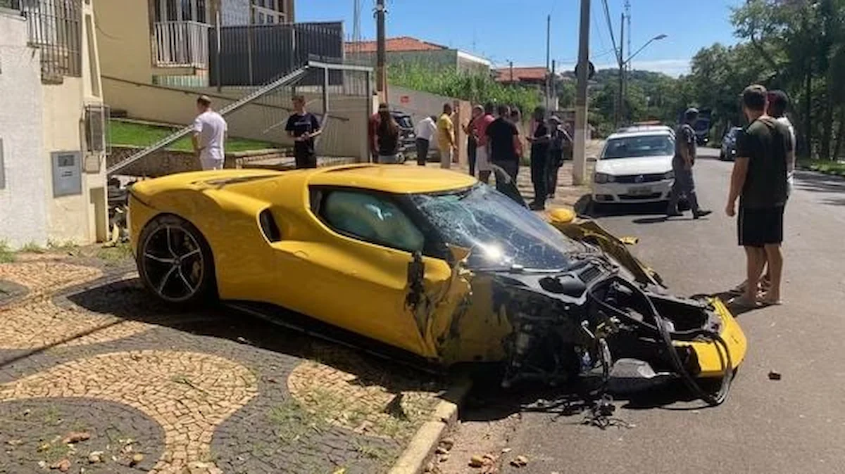 frente-do-carro-ficou-destruida-ninguem-se-feriu-2611807-article