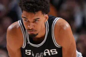 victor-wembanyama-foi-diagnosticado-com-uma-trombose-venosa-profunda-no-ombro-direit (1)