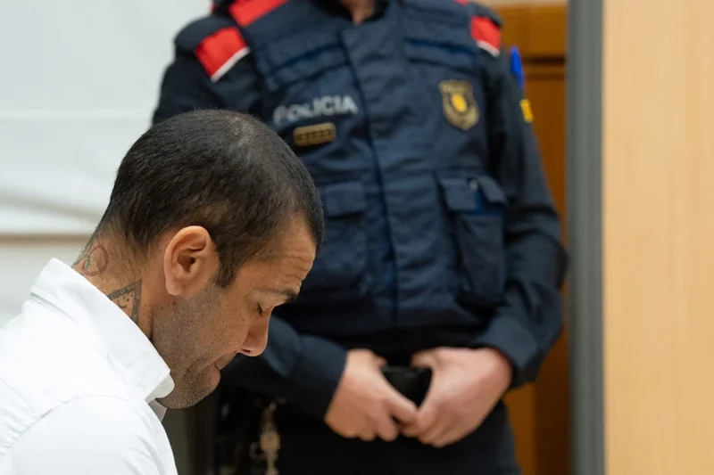 Daniel Alves é absolvido da acusação de estupro na Espanha após julgamento