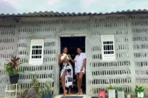 Mãe e filha constroem casa com 8 mil garrafas de vidro em Pernambuco CASA=DE-VIDRO
