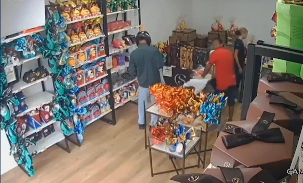 Vídeo flagra dois homens roubando 25 ovos de Páscoa em loja de Salvador