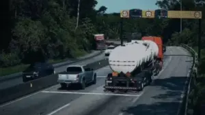 Imagem revela velocidade de caminhão-tanque antes de explosão que destruiu 25 veículos na BR-101 carro