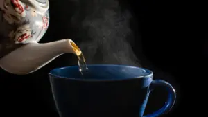 Professor de Canto é Preso Após Oferecer 'Chá' Com Sêmen a Alunas Para Melhorar as Cordas Vocais cha_pixabay_widelg