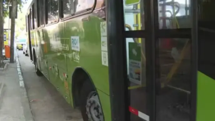 Passageiros pulam de ônibus em movimento para escapar de assalto e vídeo choca