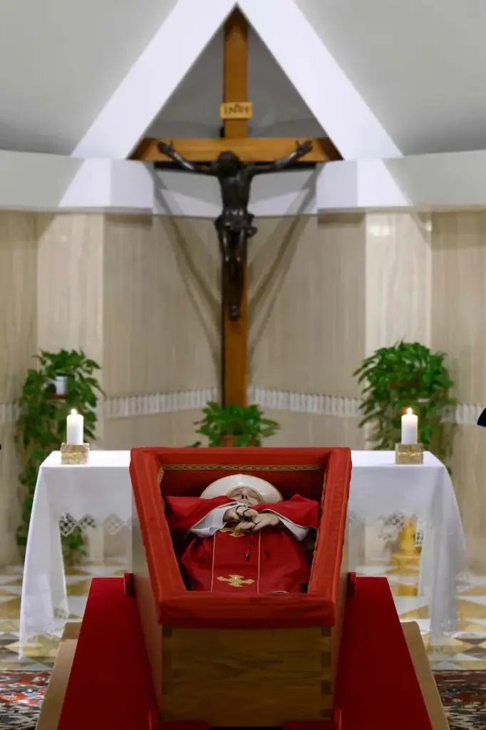 Vaticano divulga imagens do Papa Francisco em caixão e detalha cerimônias do funeral