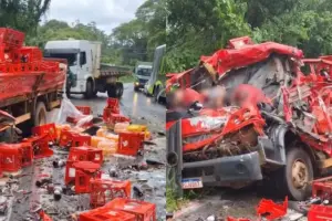 Motorista perde controle e colide com caminhão de cervejaria na Bahia: três morrem no local parte-dianteira-do-caminhao-ficou-destruida-com-o-impacto-da-batida-2683576-article (1)