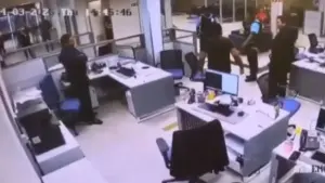 Vídeo revela momento em que cliente é morto após confusão na Caixa Econômica video-mostra-momento-da-confusao-seguranca-alega-legitima-defe (1)