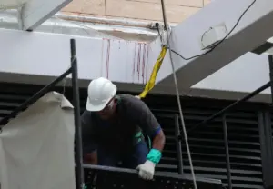 homem-cai-de-predio-comercial-no-caminho-das-arvores-e-fica-ferido-2744000-article (1)