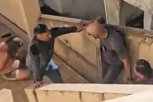 Polícia investiga irmãos que esconderam corpo do pai para ficar com aposentadoria irmaos-foram-presos-em-casa-na-ilha-do-governador-2735081-article (1)