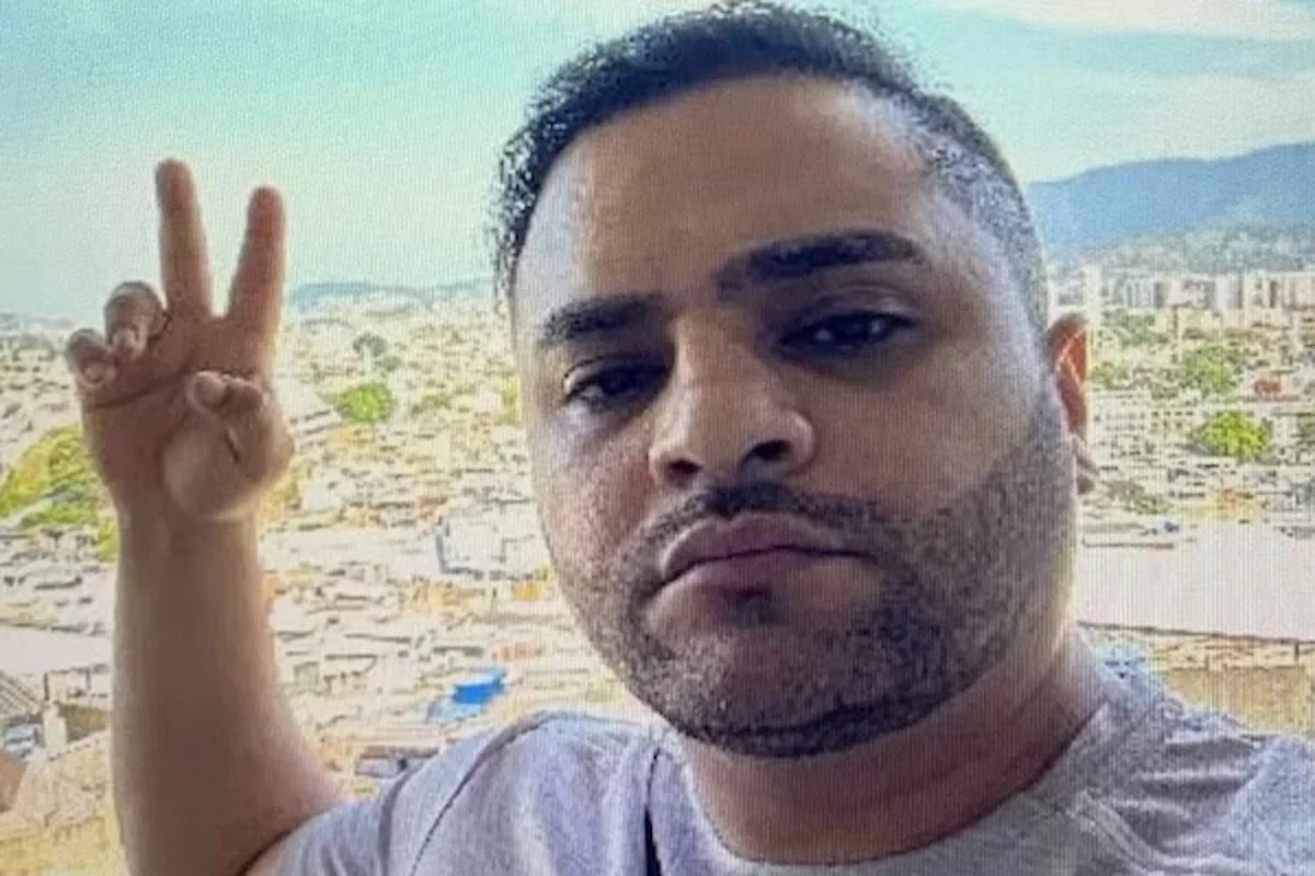 traficante-de-drogas-e-armas-phillip-da-silva-gregorio-o-professor-apontado-como-um-dos-chefes-do-cv-trocava-mensagens-com-pms-2712631-article (1)