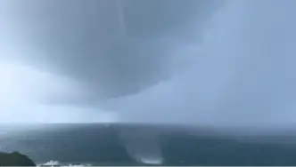 Tromba d’água impressiona moradores na Barra durante forte chuva em Salvador
