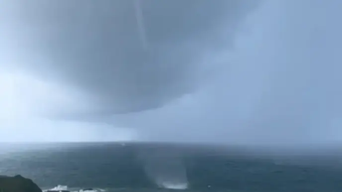 Tromba d’água impressiona moradores na Barra durante forte chuva em Salvador