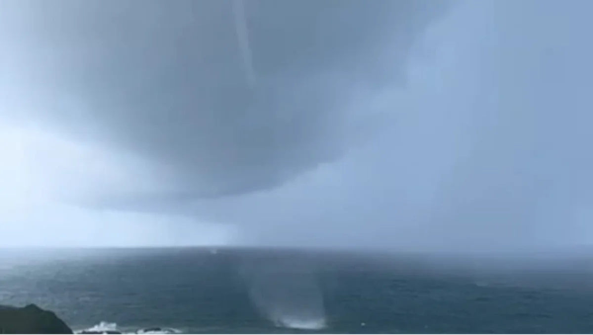Tromba d’água impressiona moradores na Barra durante forte chuva em Salvador