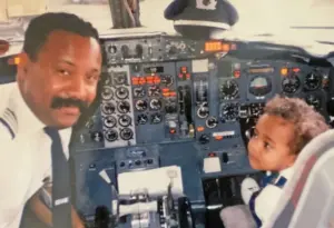 Pai e filho recriam foto na cabine 29 anos depois e emocionam mundo da aviação AA1GnTWx