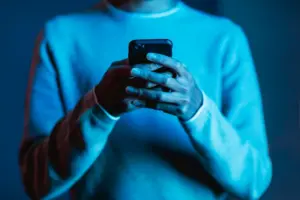 Golpe da 'mão fantasma' faz Pix sem que a vítima perceba; veja como se proteger celular (1)