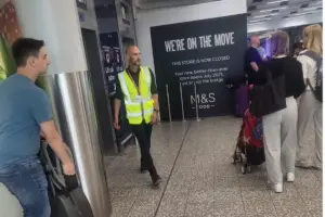 ex-tecnico-do-swansea-city-e-flagrado-trabalhando-no-aeroporto-de-bristol–2782417-article (1)