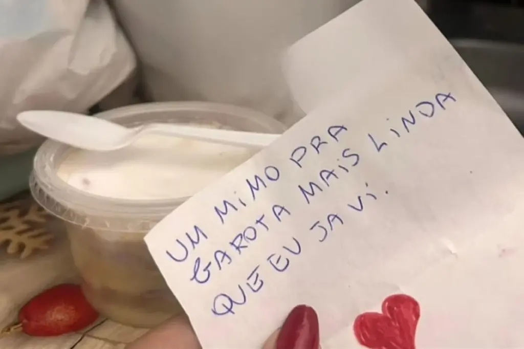Adolescente morre após comer bolo de pote enviado com bilhete misterioso em SP