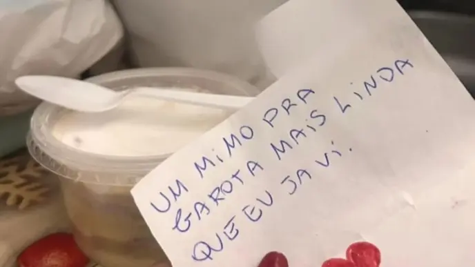 Adolescente morre após comer bolo de pote enviado com bilhete misterioso em SP