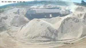 Motorista sobrevive a acidente impressionante com pistão que destruiu cabine do caminhão - Veja vídeo image-3-2