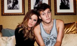 "Herdeira de Elvis choca o público ao contar que viveu dois meses com corpo do filho falecido" Lisa Marie Presley revelou ter mantido corpo do filho em casa por dois meses após suicídio: entenda a história por trás da decisão