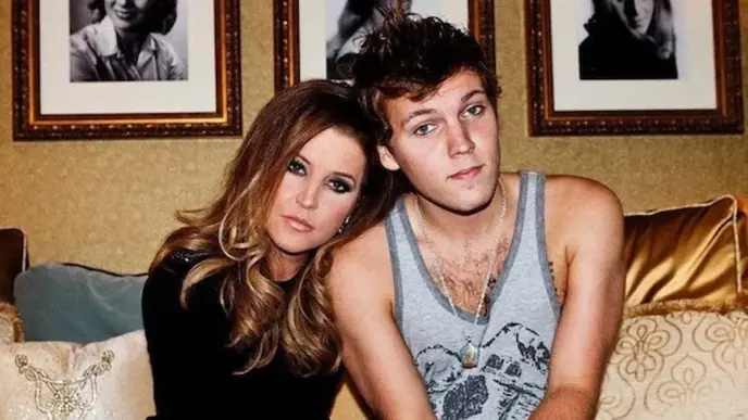 Lisa Marie Presley revelou ter mantido corpo do filho em casa por dois meses após suicídio: entenda a história por trás da decisão