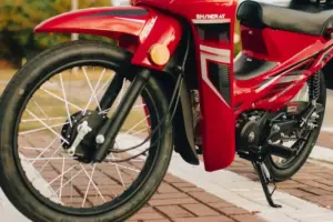 A moto que não exige CNH por 6 mil reais e pode fazer mais de 65 km com um litro de gasolina lançada em 2022 A-moto-que-nao-exige-CNH-por-6-mil-reais-e-pode-fazer-mais-de-65-km-com-um-litro-de-gasolina