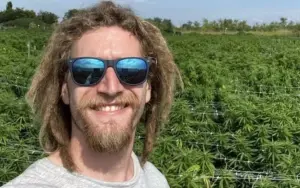 Filho de ator da Globo trabalha cultivando maconha e faz desabafo: 'Cidadão de bem' bruno-ciocler-filho-de-caco-ciocler-trabalha-com-o-cultivo-de-maconha–2828654-article (1)