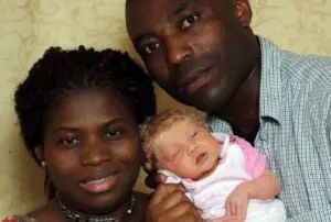 Casal negro dá à luz a bebê loiro de olhos azuis: “Milagroso” casal-1024×689