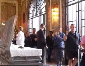 Curioso fazem até selfie com corpo de Preta Gil em velório e fãs se revoltam: 'Falta de respeito' fas-no-velorio-de-preta-gil-aberto-ao-publico–2830329-article (1)