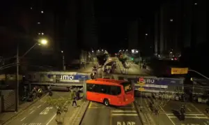 onibus-biarticulado-partiu-ao-meio-2826615-article (1)