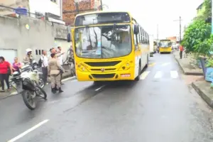 onibus-esta-parado-na-regiao--2817652-article (1)