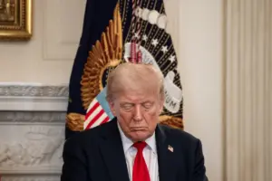 DONALD TRUMP SUMIU